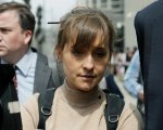 Allison Mack, la star di Smallville, si dichiara colpevole: era a capo di una setta a sfondo sessuale