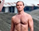 Jude Law sexy in costume per The New Pope: ci vuole un fisico papale