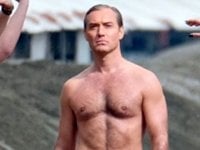 Jude Law sexy in costume per The New Pope: ci vuole un fisico papale