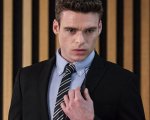 Richard Madden denuncia: “Troppe pressioni su noi attori uomini se dobbiamo apparire nudi”