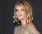 Irresistible: Mackenzie Davis e Topher Grace nel cast della commedia