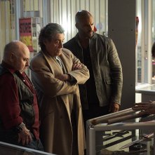 American Gods: Ian McShane e Ricky Whittle in una scena dell'episodio Donar the Great