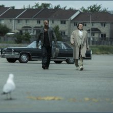 American Gods: Ian McShane con Ricky Whittle in una scena dell'episodio Donar the Great