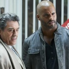 American Gods: Ricky Whittle e Ian McShane in una scena dell'episodio Donar the Great