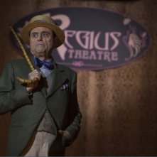 American Gods: Ian McShane durante una scena dell'episodio Donar the Great