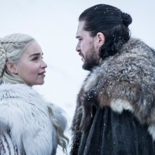 Il trono di spade: Emilia Clarke e Kit Harington in una scena della premiere dell'ottava stagione