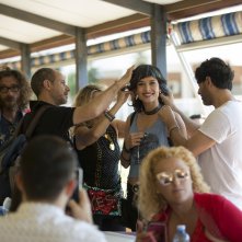 Rapiscimi: una delle attrici sul set del film durante gli ultimi ritocchi di make-up e acconciatura