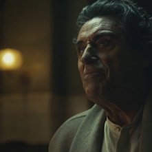 American Gods: un primo piano di Ian McShane nell'episodio Treasure of the Sun