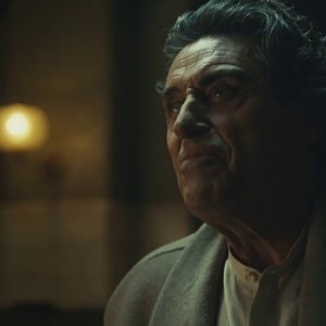 American Gods: un primo piano di Ian McShane nell'episodio Treasure of the Sun