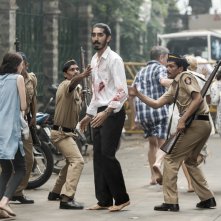 Attacco a Mumbai - Una vera storia di coraggio: Dev Patel in un momento del film