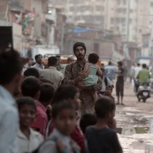 Attacco a Mumbai - Una vera storia di coraggio: Dev Patel durante una sequenza del film