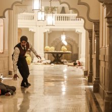 Attacco a Mumbai - Una vera storia di coraggio: DevPatel durante una scena del film