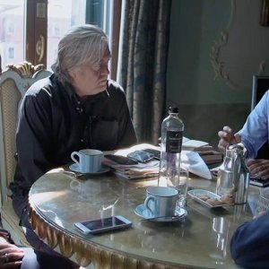 The Brink - Sull'orlo dell'abisso: Stephen K. Bannon, Nigel Farage durante una scena del documentario