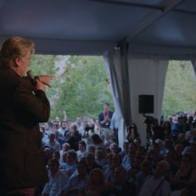 The Brink - Sull'orlo dell'abisso: Stephen K. Bannon durante un discorso