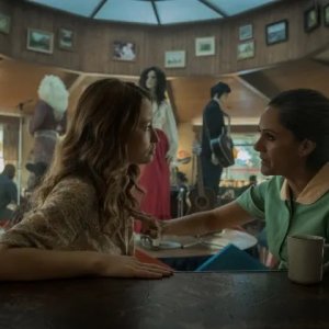 American Gods: Emily Browning e Sakina Jaffrey inuna scena