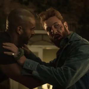 American Gods: Pablo Schreiber e Ricky Whittle in una scena dell'episodio Treasure of the Sun