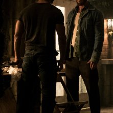 American Gods: Ricky Whittle e Pabo Schreiber in una scena dell'episodio Treasure of the Sun