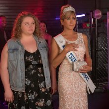 Voglio una vita a forma di me: Danielle Macdonald e Jennifer Aninston in una scena del film