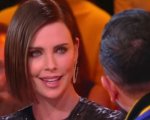 Charlize Theron fulmina il conduttore per il bacio in TV: 'Chiedi il permesso!'