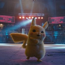 Detective Pikachu: Pikachu, doppiato in inglese da Ryan Reynolds, in una scena