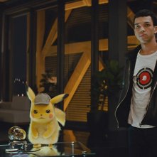 Detective Pikachu: Justice Smith in un momento del film