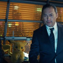 Detective Pikachu: Ken Watanabe e Justice Smith in una scena
