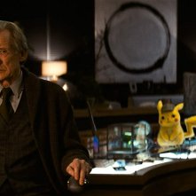 Detective Pikachu: Bill Nighy e Pikachu in una scena