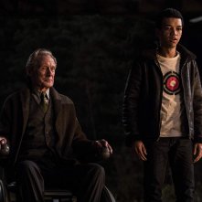 Detective Pikachu: Bill Nighy e Justice Smith in una scena