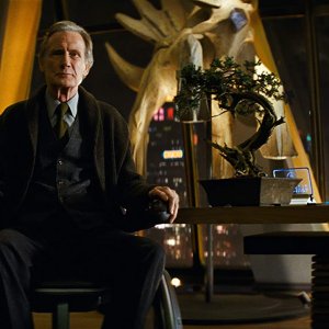 Detective Pikachu: Bill Nighy in una scena