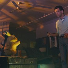 Detective Pikachu: Justice Smith in una sequenza del film