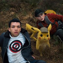 Detective Pikachu: Justice Smith e Kathryn Newton in una scena del film