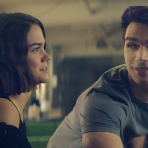 The Last Summer: Maia Mitchell e K.J. Apa in una scena