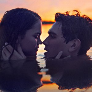 The Last Summer: un momento romantico del film con K.J. Apa e Maia Mitchell