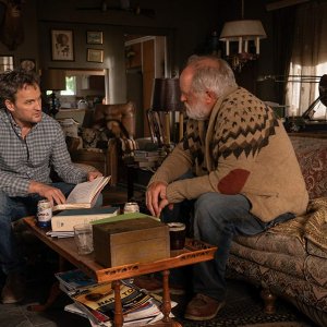 Pet Sematary: Jason Clarke e John Lithgow in una scena del film