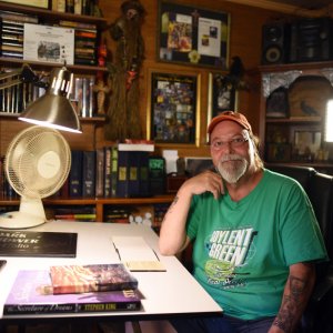 Stephen King - Maestro dell'horror: una scena con l'illustratore di King, Glenn Chadbourne