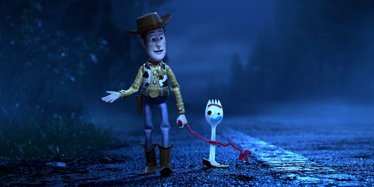 Toy Story 5, il poster internazionale cambia le regole del gioco: Forky pronto a dire “sì”?