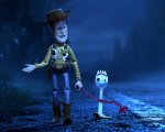 Toy Story 5, il poster internazionale cambia le regole del gioco: Forky pronto a dire “sì”?