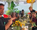Avengers: Endgame, Robert Downey Jr. beato tra le donne del MCU nelle foto su Instagram