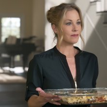 Dead To Me - Amiche per la morte: Christina Applegate in una scena