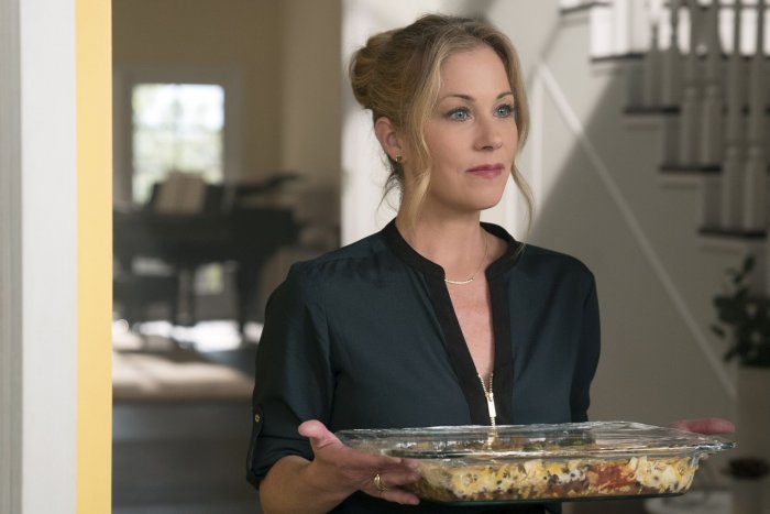 Christina Applegate svela: "I bastoni da passeggio fanno parte della mia nuova normalità".