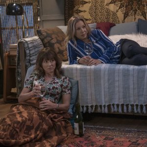 Dead To Me - Amiche per la morte: Christina Applegate e Linda Cardellini durante una scena
