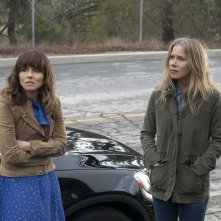 Dead To Me - Amiche per la morte: Christina Applegate, Linda Cardellini in una scena