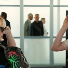 Attenti a quelle due: Anne Hathaway insieme a Rebel Wilson in una scena della commedia