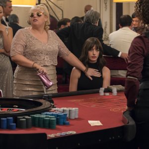 Attenti a quelle due: Rebel Wilson con Anne Hathaway durante una scena
