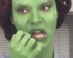 Avengers: Endgame, Zoe Saldana e Gamora allo specchio, il make-up è galattico