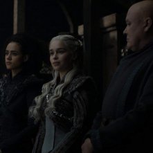 Il trono di spade: Emilia Clarke, Conleth Hill e Nathalie Emmnuel nel quarto episodio, stagione 8