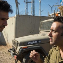 Tutti pazzi a Tel Aviv: Yaniv Biton e Kais Nashif durante una scena