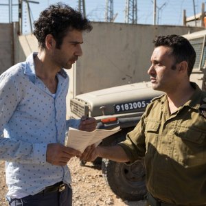 Tutti pazzi a Tel Aviv: Kais Nashif, Yaniv Biton in una scea