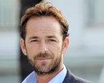 Luke Perry è stato sepolto con un abito biodegradabile