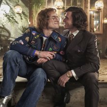 Rocketman: un'immagine del film con Taron Egerton